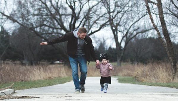 亲子教育：还在跟孩子讲道理？智慧的父母都这样做(图1)