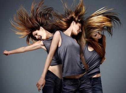 经常甩头发或捋头发会显得不自信(图1) 经常甩头发或捋头发会显得不自信